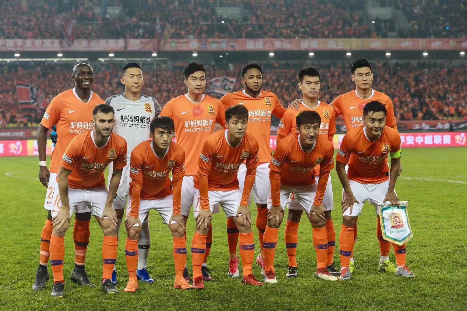 他冲向场边 他冲向场边